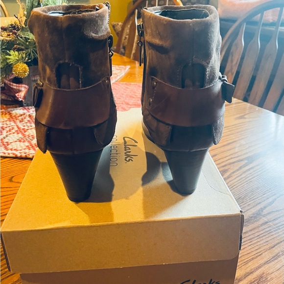 Clarks 2.25” Leather wedge boots w/ suede trim side zip in Sz 10M. Comfy & NICE - Picture 3 of 5